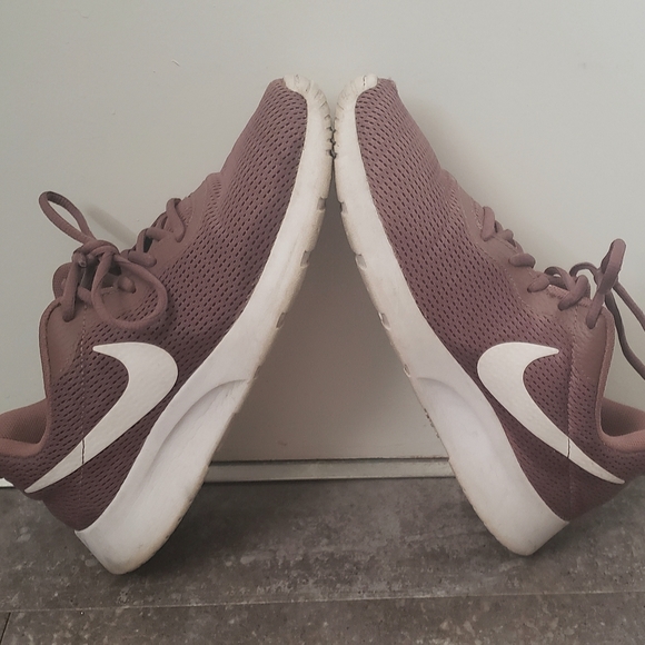 Nike Shoes - Mauve Nike Tanjun